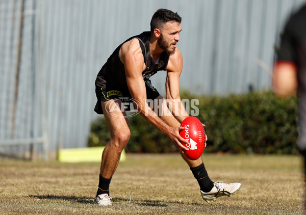 AFL 2020 Training - Shane Edwards Hub Training 040920 - 778962